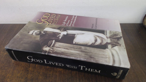 God Lived With Them: Life Stories Of Sixteen Monastic Disciples of Sri Ramakrishna: 1 [Paperback] Swami Chetanananda